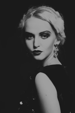 Bir arka plan üzerinde vintage elbiseli güzel sarışın