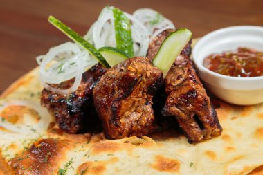 Sebzeli pide üzerinde iştah açıcı kavrulmuş et