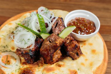 Sebzeli pide üzerinde iştah açıcı kavrulmuş et