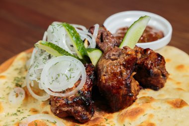 Sebzeli pide üzerinde iştah açıcı kavrulmuş et