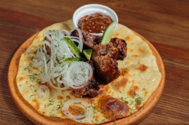 Sebzeli pide üzerinde iştah açıcı kavrulmuş et