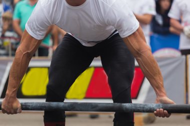 Profesyonel sporcular güç egzersizleri gerçekleştirme