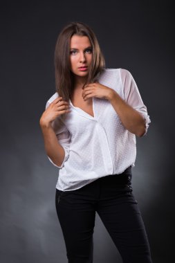 Şık iş güzel esmer karanlık bir arka plan üzerinde uygun