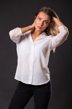 Şık iş güzel esmer karanlık bir arka plan üzerinde uygun