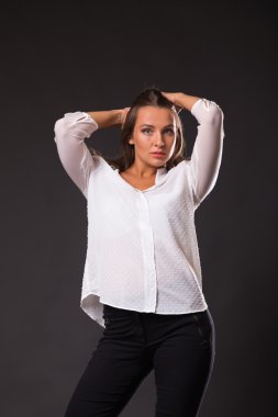 Şık iş güzel esmer karanlık bir arka plan üzerinde uygun