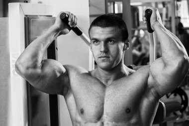 Gücü eğitim profesyonel sporcu spor salonunda