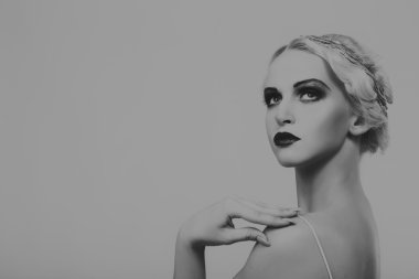 Bir arka plan üzerinde vintage elbiseli güzel sarışın