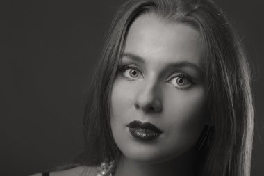 Koyu elbiseli güzel esmer