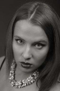 Koyu elbiseli güzel esmer