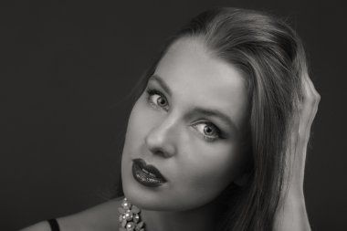 Koyu elbiseli güzel esmer