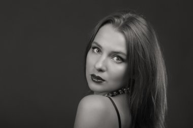 Koyu elbiseli güzel esmer