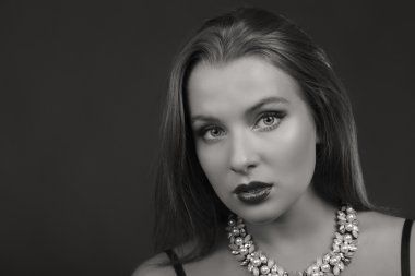 Koyu elbiseli güzel esmer