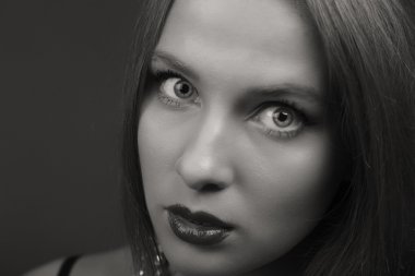 Koyu elbiseli güzel esmer