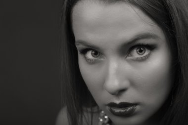 Koyu elbiseli güzel esmer