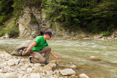 Yaz aylarında dağ nehir balıkçılık