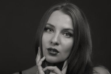 Koyu elbiseli güzel esmer