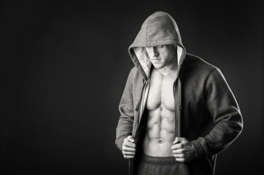 Profesyonel sporcular güç egzersizleri gerçekleştirme.