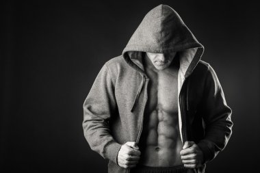 Profesyonel sporcular güç egzersizleri gerçekleştirme.