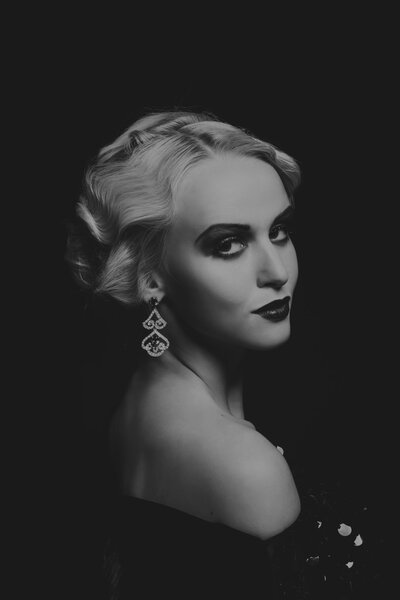 Красивая блондинка в винтажном платье на заднем плане
