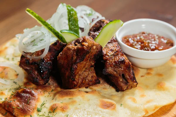 Carne asada con verduras en pan de pita — Foto de Stock