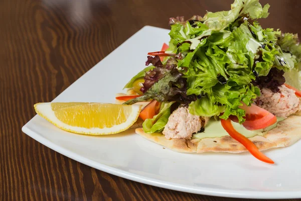 Ein köstlicher Salat mit Hühnchen auf einem weißen Teller — Stockfoto