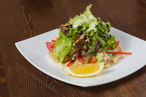 Вкусный салат с курицей на белой тарелке — стоковое фото