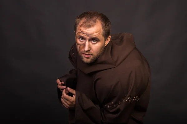 The actor in the guise of a beggar on a dark background — Stock Photo, Image