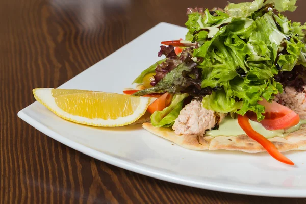 Ein köstlicher Salat mit Hühnchen auf einem weißen Teller — Stockfoto