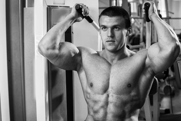 Entrenamiento de fuerza atleta profesional en el gimnasio — Foto de Stock