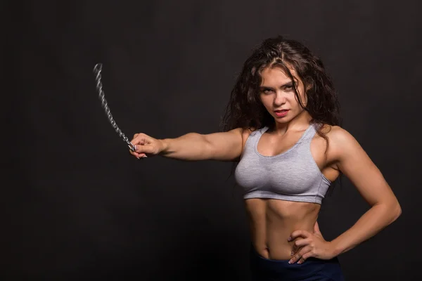 La hermosa chica de los deportes sobre un fondo oscuro —  Fotos de Stock