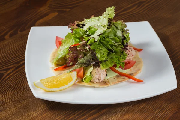 Ein köstlicher Salat mit Hühnchen auf einem weißen Teller — Stockfoto