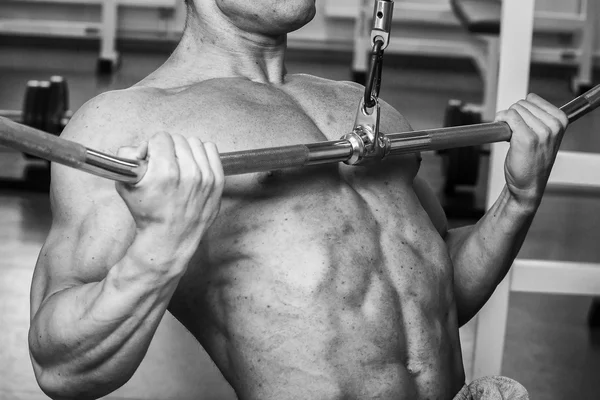 Entrenamiento de fuerza atleta profesional en el gimnasio —  Fotos de Stock