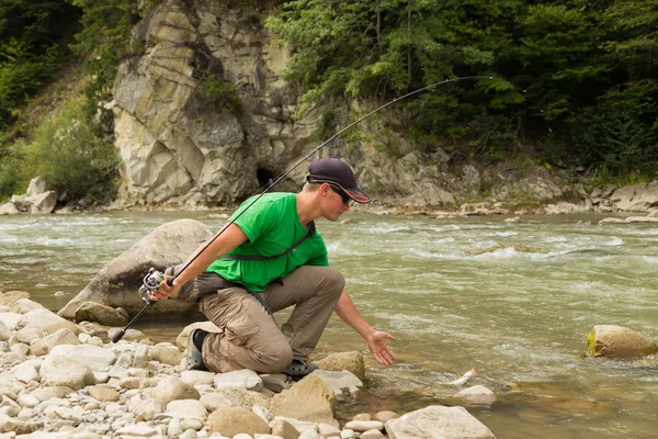 Pesca nel fiume di montagna in estate — Foto Stock