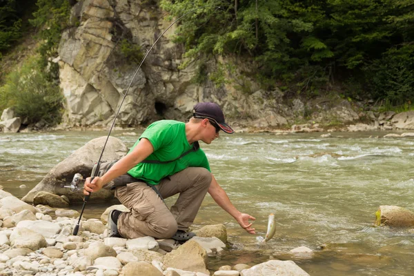 Pesca nel fiume di montagna in estate — Foto Stock