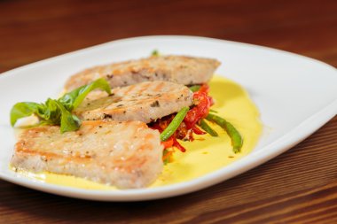 Lezzetli pişmiş et sebze ve sos ile