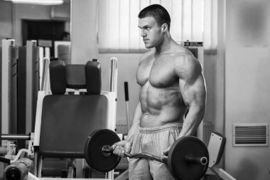 Gücü eğitim profesyonel sporcu spor salonunda