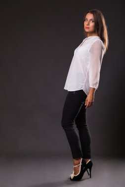 Şık iş güzel esmer karanlık bir arka plan üzerinde uygun