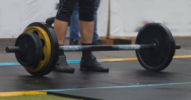 Profesyonel sporcular güç egzersizleri gerçekleştirme