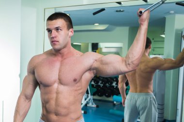 Gücü eğitim profesyonel sporcu spor salonunda