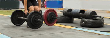Profesyonel sporcular güç egzersizleri gerçekleştirme