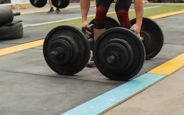 Profesyonel sporcular güç egzersizleri gerçekleştirme