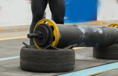 Profesyonel sporcular güç egzersizleri gerçekleştirme