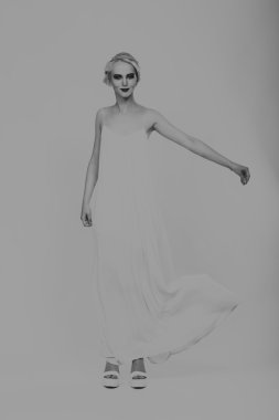 Karanlık bir arka plan üzerinde vintage elbiseli güzel sarışın