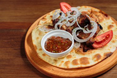 Sebzeli pide üzerinde iştah açıcı kavrulmuş et