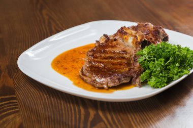 Lezzetli pişmiş et sebze ve sos ile