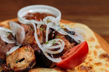 Sebzeli pide üzerinde iştah açıcı kavrulmuş et