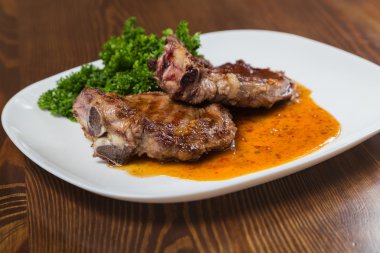 Lezzetli pişmiş et sebze ve sos ile