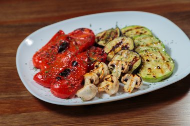 Lezzetli ızgara sebze soslu beyaz plaka üzerinde