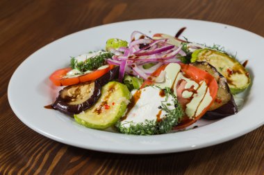 Lezzetli ızgara sebze soslu beyaz plaka üzerinde