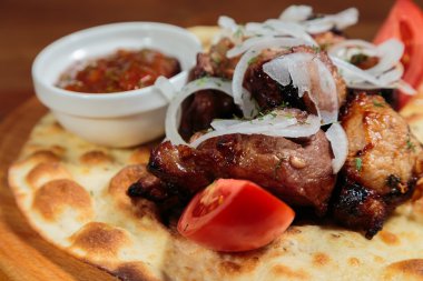 Sebzeli pide üzerinde iştah açıcı kavrulmuş et